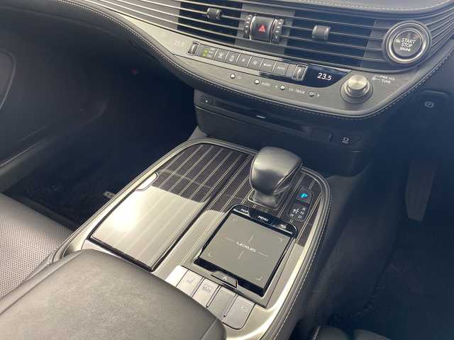 レクサス ＬＳ 500 Iパッケージ 岐阜県 2018(平30)年 4.9万km ブラック サンルーフ/パノラミックビューモニター/ブラインドスポットモニター/ヘッドアップディスプレイ/純正ナビ/　(ラジオ/フルセグTV/Bluetooth/DISC)/プリクラッシュセーフティ/レーンキープアシスト/コーナーセンサー/オートハイビーム/レーダークルーズコントロール/パドルシフト/ビルトインETC2.0/レザーシート/シートヒーター/ベンチレーション/パワーシート/シートメモリ/ハンドルヒーター/純正アルミホイール/純正フロアマット