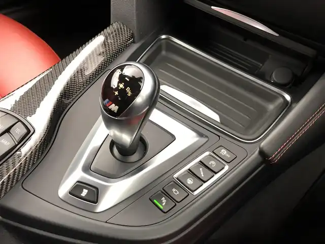 ＢＭＷ Ｍ４ クーペ 愛知県 2015(平27)年 2.6万km ミネラルグレー 純正青キャリパー/純正スリットローター/純正カーボンルーフ/パドルシフト/走行モード切替/純正ナビ/（CD/DVD/BT/ワンセグ）/バックカメラ/ETC/純正ドラレコ/前席シートヒーター/アイドリングストップ/横滑り防止/ヘッドアップディスプレイ/オートライト/フォグランプ/保証書/取扱説明書/スペアキー