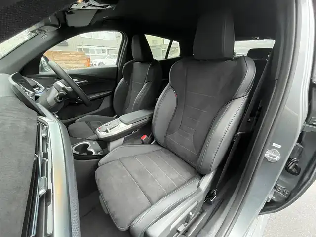 ＢＭＷ ＢＭＷ Ｘ２ xDrive 20i Mスポーツ 青森県 2025(令7)年 0.3万km グレー ４WD/カラーコードC4W　スカイクレイパーグレー/純正ナビ/（Bluetooth・USB・AppleCarPlay・AndroidAuto）/パーキングアシスト/アダプティブLEDヘッドライト/レインセンサー/ハンズオフアシスト/ステアリング・レーンコントロールアシスト/アダプティブクルーズコントロール/レーンキープアシスト/レーンチェンジアシスト/前車接近警告/後車衝突警告/インテリアカメラ/全方位カメラ/バーチャルコックピット/ヘッドアップディスプレイ/ダウンヒルアシスト/ワイヤレス充電/ハーフレザーシート/メモリー付パワーシート（D席）/前席シートヒーター/ステアリングスイッチ/パドルシフト/電動バックドア/コーナーセンサー/ウインカーミラー/エアバックW・サイド・カーテン/ABS/横滑り防止機能/盗難防止センサー/プッシュスタート/スマートキーX2/取扱説明書/保証書