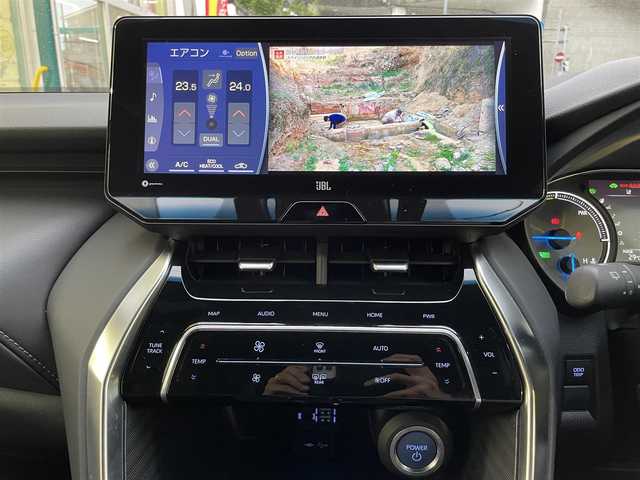 トヨタ ハリアー ハイブリッド Z 福岡県 2021(令3)年 3.9万km ホワイトパールクリスタルシャイン ワンオーナー/純正12.3ディスプレイオーディオ/フルセグTV/Bluetooth/Miracast/AM/FM/JBLサウンド/Toyota Safety Sense/・プリクラッシュセーフティ/・オートマチックハイビーム/・ロードサインアシスト/・先行車発進告知機能/・レーダークルーズコントロール/・レーントレーシングアシスト/・パノラミックビューモニター/・シースルービュー/・パーキングサポートブレーキ/・ドライブスタートコントロール/・ブラインドスポットモニター/デジタルインナーミラー/純正ビルトインETC 2.0/革巻きステアリング/ステアリングチルド機構（電動）/プッシュスタート/スマートキー（スペアキー１本）/ドライブレコーダー/LEDヘッドライト/LEDフォグランプ/オートライト/ウィンカーミラー/電動格納式ミラー/純正19インチアルミホイール/純正フロアマット/ドアバイザー
