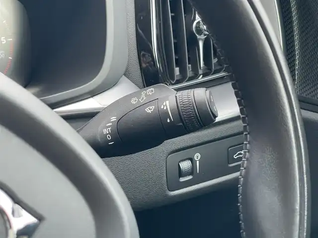 ボルボ ＸＣ６０ D4 AWD モーメンタム 山梨県 2020(令2)年 6万km アイスホワイト １オナ/黒革　/Ｈ／Ｋサウンド　/全周囲Ｃ　/純正メモリナビ　/フルセグ　/Ａカープレイ　/ＢＴ　/前Ｐシート　/全席シートＨ　/ステアリングＨ　/ＡＣＣ　/ＢＳＡ　/ＬＫＡ　/ステアリングＰ　/ＬＥＤ　/Ａハイビーム　/スペアＫ