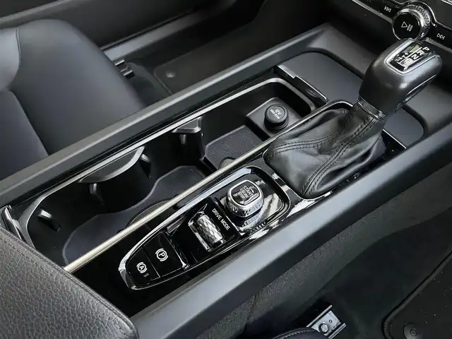 ボルボ ＸＣ６０ D4 AWD モーメンタム 山梨県 2020(令2)年 6万km アイスホワイト １オナ/黒革　/Ｈ／Ｋサウンド　/全周囲Ｃ　/純正メモリナビ　/フルセグ　/Ａカープレイ　/ＢＴ　/前Ｐシート　/全席シートＨ　/ステアリングＨ　/ＡＣＣ　/ＢＳＡ　/ＬＫＡ　/ステアリングＰ　/ＬＥＤ　/Ａハイビーム　/スペアＫ