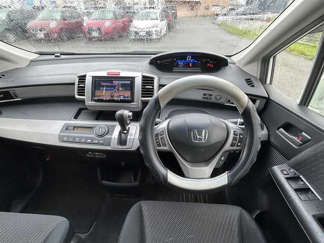 ホンダ フリード ハイブリット ジャストセレクション 福岡県 2013(平25)年 14.1万km ホワイトオーキッドパール パワーステアリング/スマートキー/フルセグTV/純正ETC/バックカメラ/両側パワースライドドア/LEDライト/HONDAスマートキーシステム