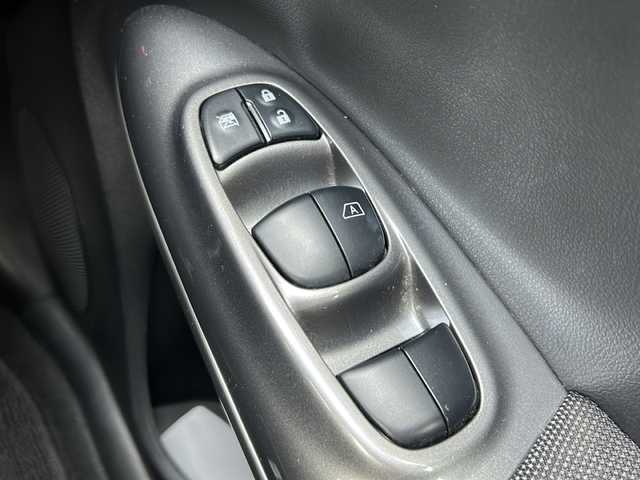 日産 ジューク 15RX Vセレクション 静岡県 2019(平31)年 3.3万km ダークメタルグレー 純正ナビ/・SD/・FM/AM/・フルセグTV/・USB/・Bluetooth/・CD/DVD/・Music Stocker/・AUX/主要装備/・ＥＴＣ２．０/・バックカメラ/・１７インチ純正アルミ/・衝突被害軽減ブレーキ/・オートエアコン/・フォグランプ/・ＨＩＤヘッドライト/・横滑り防止装置/・レーンキープアシスト/・アイドリングストップ/・ＡＢＳ/・オートライト