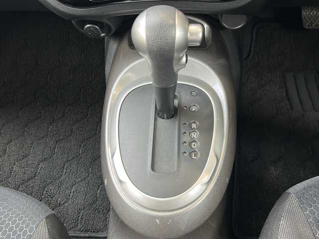 日産 ジューク 15RX Vセレクション 静岡県 2019(平31)年 3.3万km ダークメタルグレー 純正ナビ/・SD/・FM/AM/・フルセグTV/・USB/・Bluetooth/・CD/DVD/・Music Stocker/・AUX/主要装備/・ＥＴＣ２．０/・バックカメラ/・１７インチ純正アルミ/・衝突被害軽減ブレーキ/・オートエアコン/・フォグランプ/・ＨＩＤヘッドライト/・横滑り防止装置/・レーンキープアシスト/・アイドリングストップ/・ＡＢＳ/・オートライト