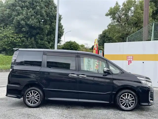 トヨタ ヴォクシー ZS 煌 道南・函館 2015(平27)年 5.3万km ブラック ワンオーナー/ディーラーop 9インチSDナビ/・フルセグTV/CD/DVD/BT/SD REC/純正フリップダウンモニター/バックカメラ/ビルトインETC2.0/前後ドライブレコーダー/両側パワースライドドア/アイドリングストップ機能/スマートキー/純正16インチAW/LEDヘッドライト/フォグランプ/横滑り防止装置/ドアバイザー/純正フロアマット/保証書/取扱説明書/スペアキー×１