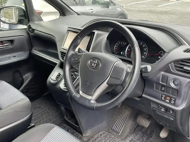 トヨタ ヴォクシー ZS 煌 道南・函館 2015(平27)年 5.3万km ブラック ワンオーナー/ディーラーop 9インチSDナビ/・フルセグTV/CD/DVD/BT/SD REC/純正フリップダウンモニター/バックカメラ/ビルトインETC2.0/前後ドライブレコーダー/両側パワースライドドア/アイドリングストップ機能/スマートキー/純正16インチAW/LEDヘッドライト/フォグランプ/横滑り防止装置/ドアバイザー/純正フロアマット/保証書/取扱説明書/スペアキー×１