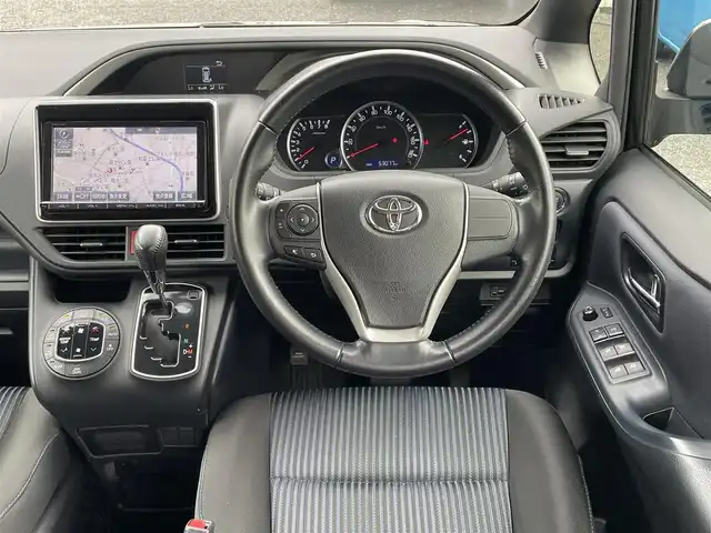 トヨタ ヴォクシー ZS 煌 道南・函館 2015(平27)年 5.3万km ブラック ワンオーナー/ディーラーop 9インチSDナビ/・フルセグTV/CD/DVD/BT/SD REC/純正フリップダウンモニター/バックカメラ/ビルトインETC2.0/前後ドライブレコーダー/両側パワースライドドア/アイドリングストップ機能/スマートキー/純正16インチAW/LEDヘッドライト/フォグランプ/横滑り防止装置/ドアバイザー/純正フロアマット/保証書/取扱説明書/スペアキー×１