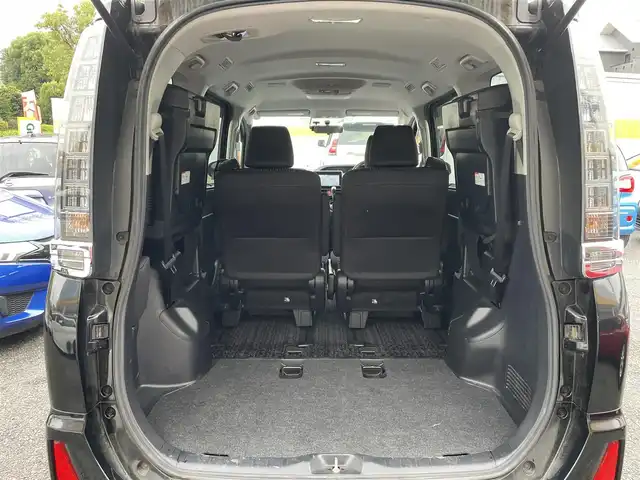 トヨタ ヴォクシー ZS 煌 道南・函館 2015(平27)年 5.3万km ブラック ワンオーナー/ディーラーop 9インチSDナビ/・フルセグTV/CD/DVD/BT/SD REC/純正フリップダウンモニター/バックカメラ/ビルトインETC2.0/前後ドライブレコーダー/両側パワースライドドア/アイドリングストップ機能/スマートキー/純正16インチAW/LEDヘッドライト/フォグランプ/横滑り防止装置/ドアバイザー/純正フロアマット/保証書/取扱説明書/スペアキー×１