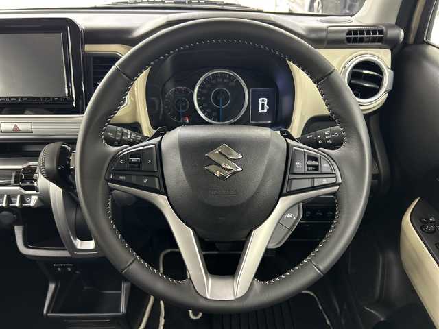 スズキ クロスビー HYBRID MZ 神奈川県 2023(令5)年 1万km キャラバンアイボリーパールメタリック/ホワイト 2トーンルーフ 純正9型ナビ【CN-RZ875】/AM　FM　フルセグ　USB　SD　MSV　Bluetooth/バックカメラ/セーフティサポート/アダプティブクルーズコントロール/ETC/革巻きステアリング/パドルシフト/ステアリングリモコン/充電用USBポート×2/シートバックテーブル/ISOFIX対応/スマートキー/純正フロアマット/LEDヘッドライト/フォグランプ/純正16インチアルミ/前後コーナーセンサー/デュアルカメラブレーキサポート/車線維持支援機能/車線逸脱警報機能/ふらつき警報機能/誤発進抑制機能（前方/後方）/先行車発進お知らせ機能/ハイビームアシスト/後退時ブレーキサポート/リアパーキングセンサー