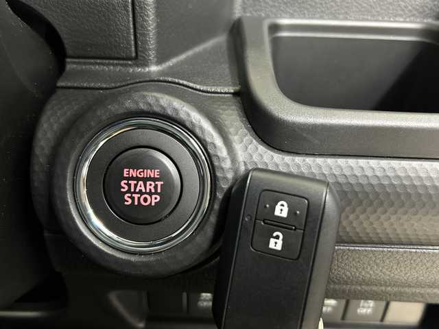 スズキ クロスビー HYBRID MZ 神奈川県 2023(令5)年 1万km キャラバンアイボリーパールメタリック/ホワイト 2トーンルーフ 純正9型ナビ【CN-RZ875】/AM　FM　フルセグ　USB　SD　MSV　Bluetooth/バックカメラ/セーフティサポート/アダプティブクルーズコントロール/ETC/革巻きステアリング/パドルシフト/ステアリングリモコン/充電用USBポート×2/シートバックテーブル/ISOFIX対応/スマートキー/純正フロアマット/LEDヘッドライト/フォグランプ/純正16インチアルミ/前後コーナーセンサー/デュアルカメラブレーキサポート/車線維持支援機能/車線逸脱警報機能/ふらつき警報機能/誤発進抑制機能（前方/後方）/先行車発進お知らせ機能/ハイビームアシスト/後退時ブレーキサポート/リアパーキングセンサー