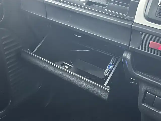 スズキ スペーシア HYBRID G 千葉県 2021(令3)年 1.4万km シルキーシルバーメタリック スズキセーフティサポート/・衝突被害軽減システム/・軽量衝撃吸収ボディー/・誤発進抑制機能/・ふらつき警報機能/・車線逸脱警報機能/・後方誤発進抑制機能/・リヤパーキングセンサー/純正SDナビ/・ラジオ/CD/DVD/BT/フルセグTV/ETC/ドライブレコーダー前方/横滑り防止装置/アイドリングストップ/プッシュスタート/スマートキー/取扱説明書/保証書/スペアキー