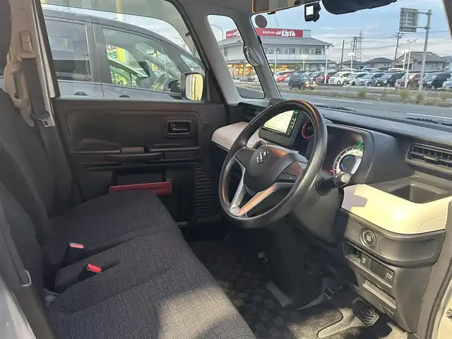 スズキ スペーシア HYBRID G 千葉県 2021(令3)年 1.4万km シルキーシルバーメタリック スズキセーフティサポート/・衝突被害軽減システム/・軽量衝撃吸収ボディー/・誤発進抑制機能/・ふらつき警報機能/・車線逸脱警報機能/・後方誤発進抑制機能/・リヤパーキングセンサー/純正SDナビ/・ラジオ/CD/DVD/BT/フルセグTV/ETC/ドライブレコーダー前方/横滑り防止装置/アイドリングストップ/プッシュスタート/スマートキー/取扱説明書/保証書/スペアキー