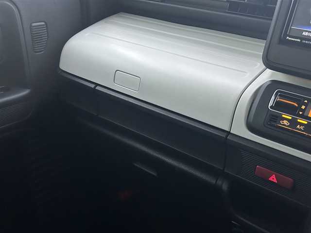 スズキ スペーシア HYBRID G 千葉県 2021(令3)年 1.4万km シルキーシルバーメタリック スズキセーフティサポート/・衝突被害軽減システム/・軽量衝撃吸収ボディー/・誤発進抑制機能/・ふらつき警報機能/・車線逸脱警報機能/・後方誤発進抑制機能/・リヤパーキングセンサー/純正SDナビ/・ラジオ/CD/DVD/BT/フルセグTV/ETC/ドライブレコーダー前方/横滑り防止装置/アイドリングストップ/プッシュスタート/スマートキー/取扱説明書/保証書/スペアキー