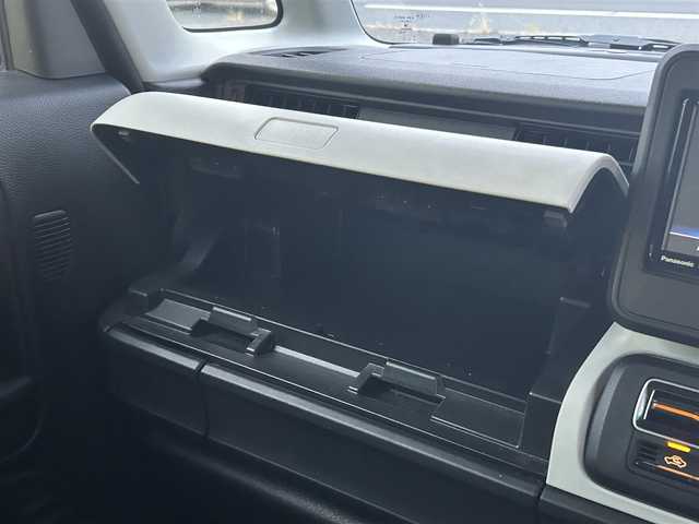 スズキ スペーシア HYBRID G 千葉県 2021(令3)年 1.4万km シルキーシルバーメタリック スズキセーフティサポート/・衝突被害軽減システム/・軽量衝撃吸収ボディー/・誤発進抑制機能/・ふらつき警報機能/・車線逸脱警報機能/・後方誤発進抑制機能/・リヤパーキングセンサー/純正SDナビ/・ラジオ/CD/DVD/BT/フルセグTV/ETC/ドライブレコーダー前方/横滑り防止装置/アイドリングストップ/プッシュスタート/スマートキー/取扱説明書/保証書/スペアキー