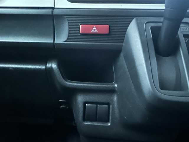 スズキ スペーシア HYBRID G 千葉県 2021(令3)年 1.4万km シルキーシルバーメタリック スズキセーフティサポート/・衝突被害軽減システム/・軽量衝撃吸収ボディー/・誤発進抑制機能/・ふらつき警報機能/・車線逸脱警報機能/・後方誤発進抑制機能/・リヤパーキングセンサー/純正SDナビ/・ラジオ/CD/DVD/BT/フルセグTV/ETC/ドライブレコーダー前方/横滑り防止装置/アイドリングストップ/プッシュスタート/スマートキー/取扱説明書/保証書/スペアキー