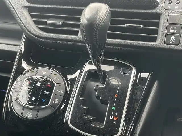 トヨタ ノア Si ダブルバイビーⅡ 千葉県 2019(平31)年 6.5万km ホワイトパールクリスタルシャイン トヨタセーフティセンス/　衝突軽減ブレーキ/レーンキープアシスト/　オートハイビーム/クリアランスソナー/フリップダウンモニター/純正7インチSDナビ(NSZT-W68T)/　フルセグ/BT/DVD/CD/USB/バックカメラ/ステアリングスイッチ/クルーズコントロール/MTモード/両側パワースライドドア/純正エンジンスターター/LEDヘッドライト/オートライト/フォグライト/スマートキー/プッシュスタート