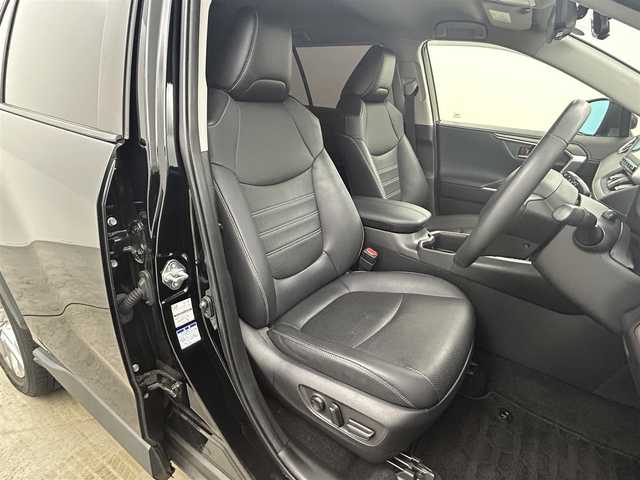 トヨタ ＲＡＶ４ G Zパッケージ 岡山県 2022(令4)年 4万km アティチュードブラックマイカ トヨタセーフティセンス/・プリクラッシュセーフティ/・レーンキープアシスト/・レーダークルーズコントロール/・オートハイビーム/純正SDナビゲーション/(CD/DVD/SD/BT/HDMI/USB/フルセグTV)/バックモニター/ビルトインETC/社外ドライブレコーダー前後/黒レザーシート/運転席パワーシート/運転席メモリシート/前席シートヒーター/前席エアシート/ステアリングリモコン/ステアリングヒーター/ヘッドアップディスプレイ/パワーバックドア/LEDヘッドライト/LEDフォグランプ/社外ツイーター/ISOFIX/横滑り防止/ルーフレール/純正フロアマット/純正18インチAW