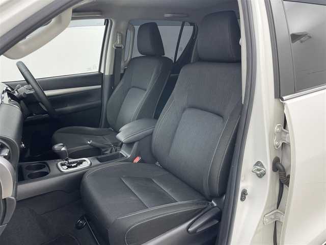 トヨタ ハイラックス Z 岡山県 2021(令3)年 5.1万km スーパーホワイトⅡ 純正ナビ　(NSZT-Y68T)/【CD/DVD/BT/SD/フルセグ】/4WD/ターボ/ＬＥＤヘッドライト　/ＥＴＣ　/バックカメラ　/クルーズコントロール　/ドライブレコーダー　前後/コーナーセンサー　前後/オートハイビーム　/ダウンヒルアシスト　/アイドリングストップ　/スペアキー×1/禁煙車/純正フロアマット/LEDフォグライト/センターデフロック/レーンアシスト