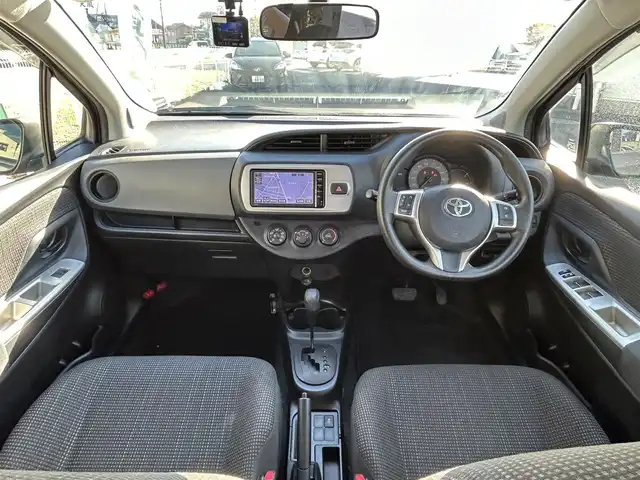 トヨタ ヴィッツ F 三重県 2015(平27)年 14万km グレーメタリック 登録時139836km/・純正ナビ/(AM/FM/ワンセグTV/Bluetooth)/バックカメラ/ドライブレコーダー/ETC/純正フロアマット/モデリスタアルミホイール/禁煙車/電格ミラー