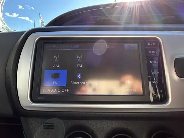 トヨタ ヴィッツ F 三重県 2015(平27)年 14万km グレーメタリック 登録時139836km/・純正ナビ/(AM/FM/ワンセグTV/Bluetooth)/バックカメラ/ドライブレコーダー/ETC/純正フロアマット/モデリスタアルミホイール/禁煙車/電格ミラー