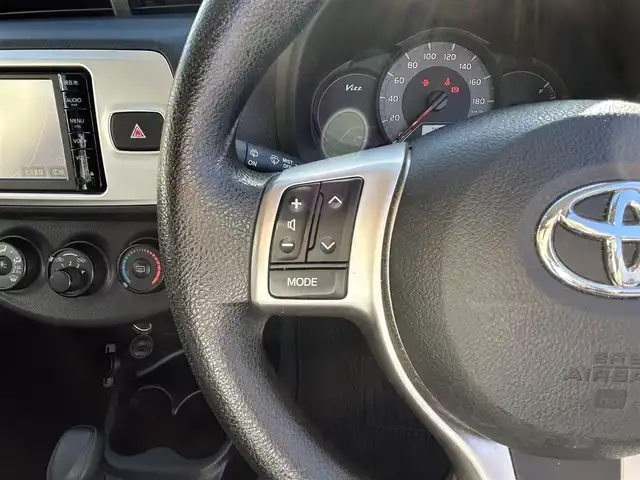 トヨタ ヴィッツ F 三重県 2015(平27)年 14万km グレーメタリック 登録時139836km/・純正ナビ/(AM/FM/ワンセグTV/Bluetooth)/バックカメラ/ドライブレコーダー/ETC/純正フロアマット/モデリスタアルミホイール/禁煙車/電格ミラー