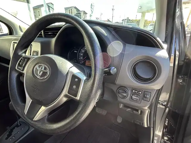 トヨタ ヴィッツ F 三重県 2015(平27)年 14万km グレーメタリック 登録時139836km/・純正ナビ/(AM/FM/ワンセグTV/Bluetooth)/バックカメラ/ドライブレコーダー/ETC/純正フロアマット/モデリスタアルミホイール/禁煙車/電格ミラー