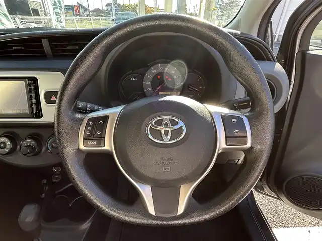 トヨタ ヴィッツ F 三重県 2015(平27)年 14万km グレーメタリック 登録時139836km/・純正ナビ/(AM/FM/ワンセグTV/Bluetooth)/バックカメラ/ドライブレコーダー/ETC/純正フロアマット/モデリスタアルミホイール/禁煙車/電格ミラー