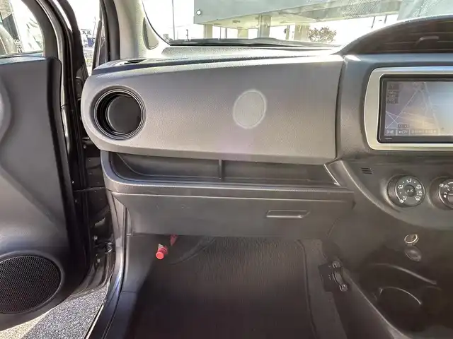 トヨタ ヴィッツ F 三重県 2015(平27)年 14万km グレーメタリック 登録時139836km/・純正ナビ/(AM/FM/ワンセグTV/Bluetooth)/バックカメラ/ドライブレコーダー/ETC/純正フロアマット/モデリスタアルミホイール/禁煙車/電格ミラー