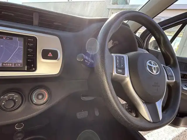 トヨタ ヴィッツ F 三重県 2015(平27)年 14万km グレーメタリック 登録時139836km/・純正ナビ/(AM/FM/ワンセグTV/Bluetooth)/バックカメラ/ドライブレコーダー/ETC/純正フロアマット/モデリスタアルミホイール/禁煙車/電格ミラー