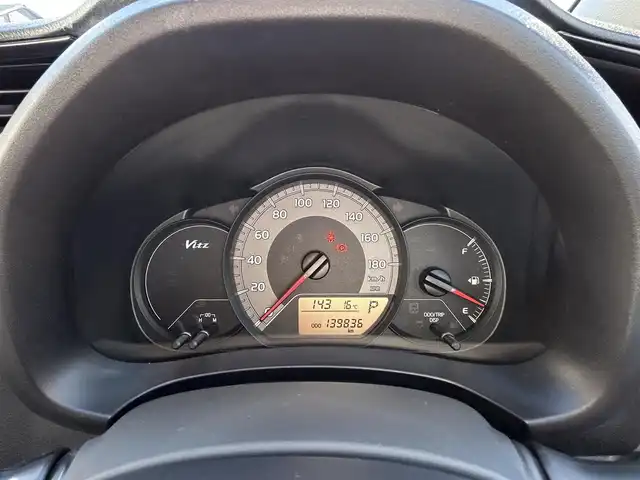 トヨタ ヴィッツ F 三重県 2015(平27)年 14万km グレーメタリック 登録時139836km/・純正ナビ/(AM/FM/ワンセグTV/Bluetooth)/バックカメラ/ドライブレコーダー/ETC/純正フロアマット/モデリスタアルミホイール/禁煙車/電格ミラー