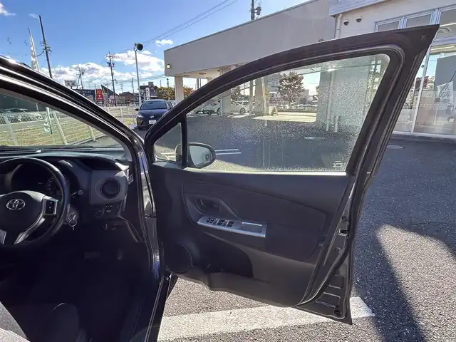 トヨタ ヴィッツ F 三重県 2015(平27)年 14万km グレーメタリック 登録時139836km/・純正ナビ/(AM/FM/ワンセグTV/Bluetooth)/バックカメラ/ドライブレコーダー/ETC/純正フロアマット/モデリスタアルミホイール/禁煙車/電格ミラー