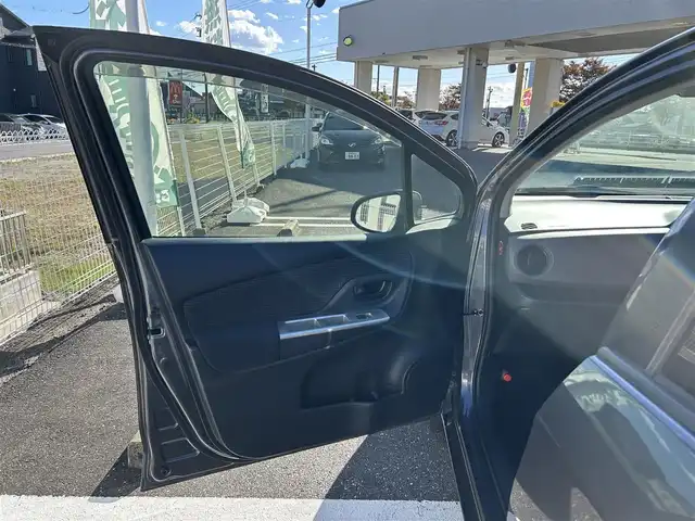 トヨタ ヴィッツ F 三重県 2015(平27)年 14万km グレーメタリック 登録時139836km/・純正ナビ/(AM/FM/ワンセグTV/Bluetooth)/バックカメラ/ドライブレコーダー/ETC/純正フロアマット/モデリスタアルミホイール/禁煙車/電格ミラー