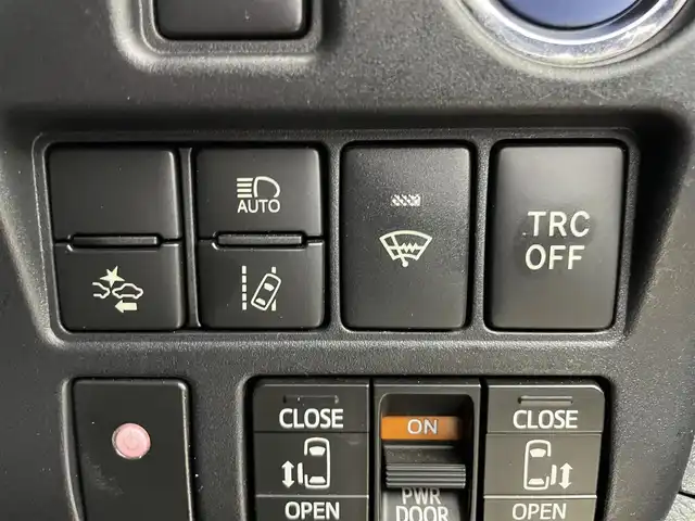 トヨタ ノア ハイブリッド Si ダブルバイビー 埼玉県 2018(平30)年 5.5万km ラグジュアリーホワイトパールクリスタルシャインガラスフレーク 純正１０インチナビ　/バックカメラ　/フリップダウンモニター/ビルトインＥＴＣ　/ドライブレコーダー　/セーフティセンス　/クルーズコントロール　/ミラー型ドラレコ　/シートヒーター　/純正アルミホイール　/オートハイビーム　/ＬＥＤライト