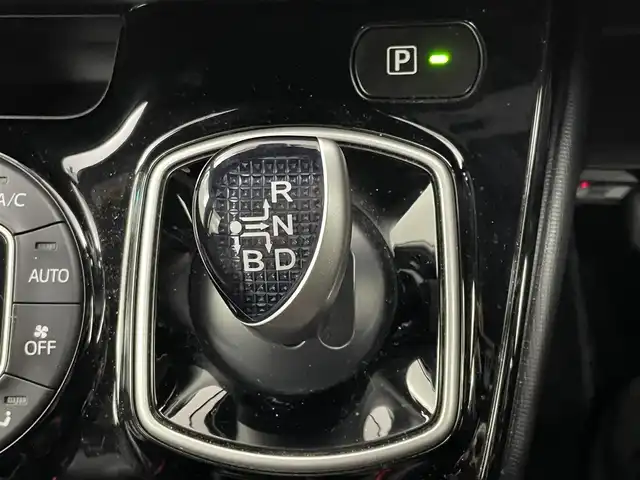 トヨタ ノア ハイブリッド Si ダブルバイビー 埼玉県 2018(平30)年 5.5万km ラグジュアリーホワイトパールクリスタルシャインガラスフレーク 純正１０インチナビ　/バックカメラ　/フリップダウンモニター/ビルトインＥＴＣ　/ドライブレコーダー　/セーフティセンス　/クルーズコントロール　/ミラー型ドラレコ　/シートヒーター　/純正アルミホイール　/オートハイビーム　/ＬＥＤライト