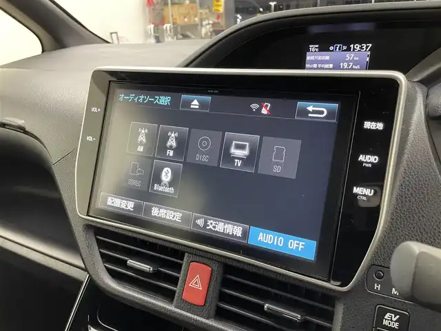 トヨタ ノア ハイブリッド Si ダブルバイビー 埼玉県 2018(平30)年 5.5万km ラグジュアリーホワイトパールクリスタルシャインガラスフレーク 純正１０インチナビ　/バックカメラ　/フリップダウンモニター/ビルトインＥＴＣ　/ドライブレコーダー　/セーフティセンス　/クルーズコントロール　/ミラー型ドラレコ　/シートヒーター　/純正アルミホイール　/オートハイビーム　/ＬＥＤライト