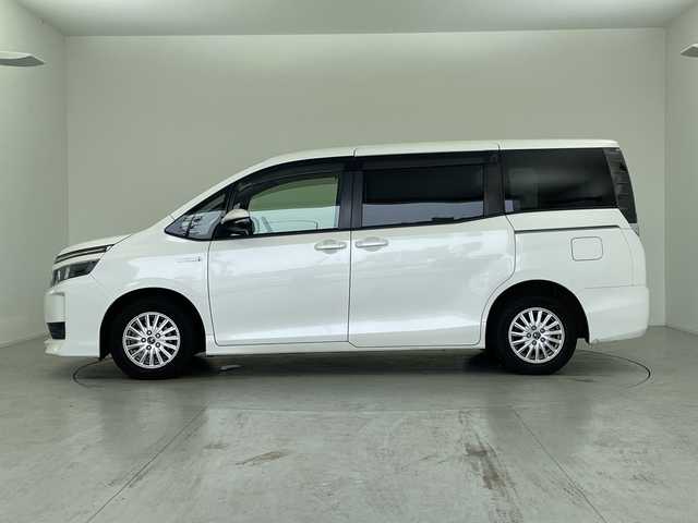 トヨタ ヴォクシー ハイブリッド V 愛知県 2014(平26)年 9.7万km ホワイトパールクリスタルシャイン 純正9型ナビ/・Bluetooth/・CD/DVD/・フルセグテレビ/純正フリップダウンモニター/衝突軽減ブレーキ/両側パワースライドドア/前後ドライブレコーダー/シートヒーター/LEDヘッドライト/アクセル踏み間違い防止/ETC
