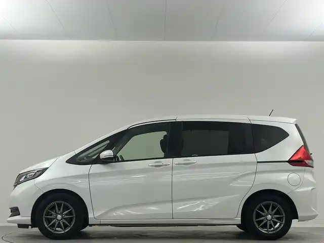 ホンダ フリード G ホンダセンシング 埼玉県 2020(令2)年 4.4万km プラチナホワイトパール 純正メモリナビ　Ｂｌｕｅｔｏｏｔｈ　ＣＤ　ＤＶＤ　フルセグ　ＵＳＢ　ホンダセンシング　前後ドラレコ　ＥＴＣ　両側パワースライドドア　ＬＥＤヘッドライト　アダプティブクルーズコントロール　オートライト　夏タイヤ積載