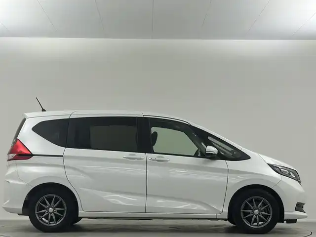 ホンダ フリード G ホンダセンシング 埼玉県 2020(令2)年 4.4万km プラチナホワイトパール 純正メモリナビ　Ｂｌｕｅｔｏｏｔｈ　ＣＤ　ＤＶＤ　フルセグ　ＵＳＢ　ホンダセンシング　前後ドラレコ　ＥＴＣ　両側パワースライドドア　ＬＥＤヘッドライト　アダプティブクルーズコントロール　オートライト　夏タイヤ積載