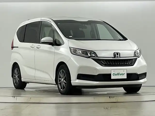 ホンダ フリード G ホンダセンシング 愛知県 2020(令2)年 4.4万km プラチナホワイトパール 禁煙車/純正7インチナビ/（CD/DVD/Bluetooth/フルセグTV/SD/AM/FM)/バックカメラ/ホンダセンシング/・衝突軽減ブレーキ/・レーダークルーズコントロール/・レーンキープアシスト/・オートマチックハイビーム/コーナーセンサー/前後ドライブレコーダー/ETC2.0/シートヒーター/両側パワースライドドア/15インチアルミホイール/純正フロアマット/スマートキー/プッシュスタート/LEDヘッドライト/