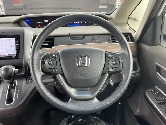 ホンダ フリード G ホンダセンシング 愛知県 2020(令2)年 4.4万km プラチナホワイトパール 禁煙車/純正7インチナビ/（CD/DVD/Bluetooth/フルセグTV/SD/AM/FM)/バックカメラ/ホンダセンシング/・衝突軽減ブレーキ/・レーダークルーズコントロール/・レーンキープアシスト/・オートマチックハイビーム/コーナーセンサー/前後ドライブレコーダー/ETC2.0/シートヒーター/両側パワースライドドア/15インチアルミホイール/純正フロアマット/スマートキー/プッシュスタート/LEDヘッドライト/