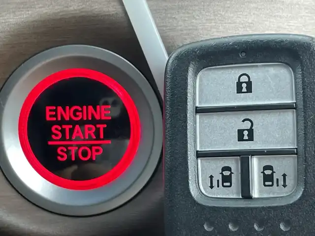 ホンダ フリード G ホンダセンシング 愛知県 2020(令2)年 4.4万km プラチナホワイトパール 禁煙車/純正7インチナビ/（CD/DVD/Bluetooth/フルセグTV/SD/AM/FM)/バックカメラ/ホンダセンシング/・衝突軽減ブレーキ/・レーダークルーズコントロール/・レーンキープアシスト/・オートマチックハイビーム/コーナーセンサー/前後ドライブレコーダー/ETC2.0/シートヒーター/両側パワースライドドア/15インチアルミホイール/純正フロアマット/スマートキー/プッシュスタート/LEDヘッドライト/