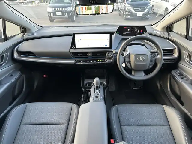 トヨタ プリウス Z 岡山県 2023(令5)年 1万km アティチュードブラックマイカ 純正12.3インチディスプレイオーディオ/　　●Bluetooth/　　●フルセグテレビ/　　●AppleCarPlay/　　●AndroidAuto/デジタルインナーミラー/ステアリングヒーター/メモリー付パワーシート/前席シートヒーター/前席シートベンチレーション/雨滴感応式フロントオートワイパー/充電用USBタイプC端子/ワイヤレス充電器/トヨタセーフティセンス/・プリクラッシュセーフティ/・緊急時操舵支援/・フロントクロストラフィックアラート/・レーンチェンジアシスト/・レーンディパーチャーアラート/・レーントレーシングアシスト/・レーダークルーズコントロール/・アダブティブハイビームアシスト/・オートマチックハイビームアシスト/・ロードサインアシスト/・ドライバー異常時対応システム/・プロアクティブドライビングアシスト/・発進遅れ告知機能/パーキングサポートブレーキ/パノラミックビューモニター/アドバンスドパーク/ブラインドスポットモニター/パワーバックドア/純正19インチAW/純正LEDヘッドライト/電動パーキングブレーキ/ブレーキホールド/パノラマルーフ/