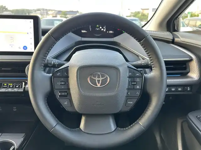 トヨタ プリウス Z 岡山県 2023(令5)年 1万km アティチュードブラックマイカ 純正12.3インチディスプレイオーディオ/　　●Bluetooth/　　●フルセグテレビ/　　●AppleCarPlay/　　●AndroidAuto/デジタルインナーミラー/ステアリングヒーター/メモリー付パワーシート/前席シートヒーター/前席シートベンチレーション/雨滴感応式フロントオートワイパー/充電用USBタイプC端子/ワイヤレス充電器/トヨタセーフティセンス/・プリクラッシュセーフティ/・緊急時操舵支援/・フロントクロストラフィックアラート/・レーンチェンジアシスト/・レーンディパーチャーアラート/・レーントレーシングアシスト/・レーダークルーズコントロール/・アダブティブハイビームアシスト/・オートマチックハイビームアシスト/・ロードサインアシスト/・ドライバー異常時対応システム/・プロアクティブドライビングアシスト/・発進遅れ告知機能/パーキングサポートブレーキ/パノラミックビューモニター/アドバンスドパーク/ブラインドスポットモニター/パワーバックドア/純正19インチAW/純正LEDヘッドライト/電動パーキングブレーキ/ブレーキホールド/パノラマルーフ/