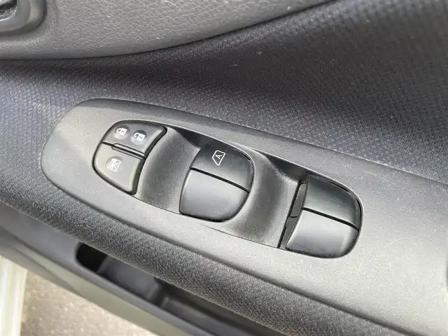 日産 セレナ ハイウェイスター Sハイブリッド 大阪府 2014(平26)年 9.2万km ブリリアントホワイトパール (株)IDOMが運営する【じしゃロン東大阪店】の自社ローン対象車両になります。こちらは現金ご利用時の価格です。/自社ローンご希望の方は別途その旨お申付け下さい。/純正9インチナビゲーション/（フルセグTV/CD/DVD/BT/SD）/アラウンドビューモニター/純正フリップダウンモニター/エマージェンシーブレーキ/ETC/前後コーナーセンサー/アイドリングストップ/左側パワースライドドア/純正16インチアルミホイール/プッシュスタート/スマートキー/スペアキー/純正フロアマット/ドアバイザー/取扱説明書＆保証書