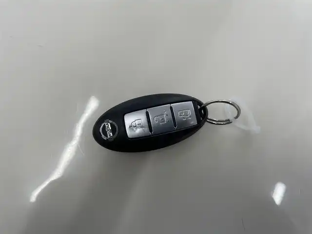 日産 セレナ ハイウェイスター Sハイブリッド 大阪府 2014(平26)年 9.2万km ブリリアントホワイトパール (株)IDOMが運営する【じしゃロン東大阪店】の自社ローン対象車両になります。こちらは現金ご利用時の価格です。/自社ローンご希望の方は別途その旨お申付け下さい。/純正9インチナビゲーション/（フルセグTV/CD/DVD/BT/SD）/アラウンドビューモニター/純正フリップダウンモニター/エマージェンシーブレーキ/ETC/前後コーナーセンサー/アイドリングストップ/左側パワースライドドア/純正16インチアルミホイール/プッシュスタート/スマートキー/スペアキー/純正フロアマット/ドアバイザー/取扱説明書＆保証書