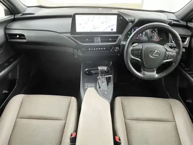 レクサス ＵＸ 250h グレイスフル エクスプローラー 熊本県 2023(令5)年 1万km テレーンカーキマイカM 純正SDナビ/・フルセグTV/BT/FM/AM/全方位カメラ/レクサスセーフティシステム/・衝突軽減ブレーキ/・レーントレーシングアシスト/・ブラインドスポットモニター/・パーキングサポートブレーキ/・クリアランスソナー/・レーダークルーズコントロール/・オートマチックハイビーム/パワーバックドア/ビルトインETC2.0/前後ドライブレコーダー/パドルシフト/ステアリングヒーター/革シート/・D/Nパワーシート/・D/Nシートヒーター/・D/Nシートクーラー/電動パーキング/オートホールド/スマートキー/スペアキー