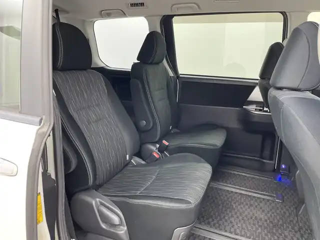 トヨタ ヴォクシー ZS 煌Ⅱ 群馬県 2012(平24)年 8.2万km ホワイトパールクリスタルシャイン 純正８型ナビ　Ｂｌｕｅｔｏｏｔｈ　フルセグ　バックカメラ　両側パワースライドドア　ＨＩＤヘッドライト　オートライト　社外アルミホイール１５インチ　ＥＴＣ　スマートキー　カーテンエアバック　禁煙車