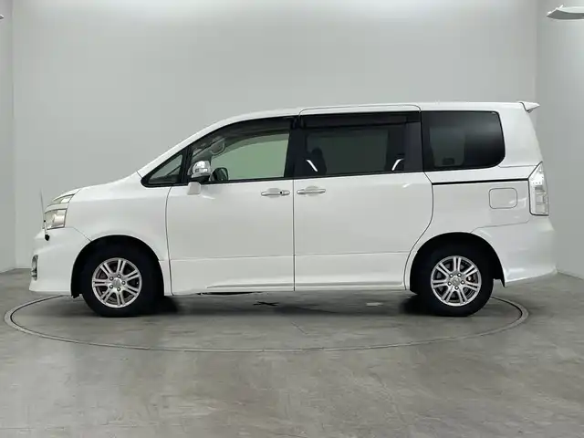 トヨタ ヴォクシー ZS 煌Ⅱ 群馬県 2012(平24)年 8.2万km ホワイトパールクリスタルシャイン 純正８型ナビ　Ｂｌｕｅｔｏｏｔｈ　フルセグ　バックカメラ　両側パワースライドドア　ＨＩＤヘッドライト　オートライト　社外アルミホイール１５インチ　ＥＴＣ　スマートキー　カーテンエアバック　禁煙車