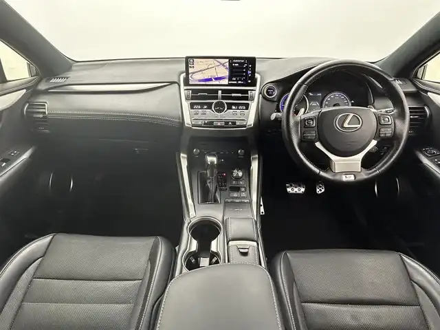 レクサス ＮＸ 300h Fスポーツ 熊本県 2018(平30)年 6.7万km ホワイトノーヴァガラスフレーク 禁煙車　/サンルーフ　/純正SDナビ（ＣＤ・ＤＶＤ・フルセグ・ＢＴ・ＵＳＢ）/全周囲カメラ　/純正ドライブレコーダー　/ＥＴＣ２．０　/レクサスセーフティシステム/・衝突軽減ブレーキ/・レーンキープアシスト/・レーダークルーズコントロール/・ロードサインアシスト/ブラインドスポットモニター/横滑り防止/前席シートヒーター　/ステアリングヒーター　/前席エアーシート/前席パワーシート/メモリシート/置くだけ充電/パワーバックドア/電動格納セカンドシート/ヘッドアップディスプレイ/パドルシフト/チルト＆テレスコピックステアリング/電動パーキング/オートホールド/純正フロアマット/純正１８インチAW/オートライト/アダブティブハイビームアシスト/LEDヘッドライト/フォグランプ/スマートキー/プッシュスタート